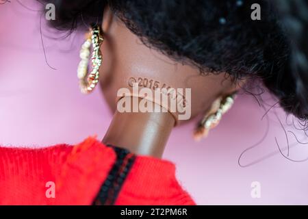 9 octobre 2023. Barnaul, Russie : poupée Barbie avec les cheveux blonds lâches sur un fond bleu. inscription sur le mattel sur la tête de la poupée en plastique Banque D'Images