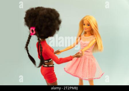 9 octobre 2023. Barnaul, Russie : deux poupées, une barbie blonde et son amie afro-américaine assise sur une étagère à la maison Banque D'Images