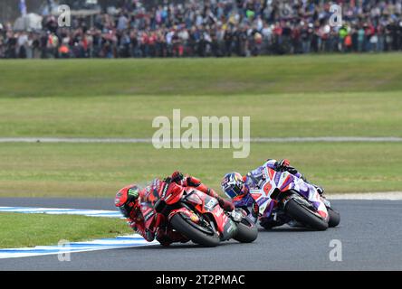 MELBOURNE, AUSTRALIE. 21 octobre 2023. Guru par Gryfyn Australian Motorcycle Grand Prix of Australia. L'Italien Francesco Bagnaia du Ducati Lenovo Team mène le pilote Ducati Johann Zarco du Prima Pramac Racing autour de Miller Corner lors de la course MotoGP organisée sur le circuit australien de Phillip Island. Zarco finira par prendre la tête et terminer à la première place, sa première victoire depuis 2016. Crédit photo : Karl Phillipson/Alamy Live News Banque D'Images