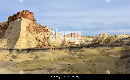 les incroyables formations rocheuses érodées colorées dans la section de chasse des badlands bisti près de farmington, au nouveau mexique Banque D'Images