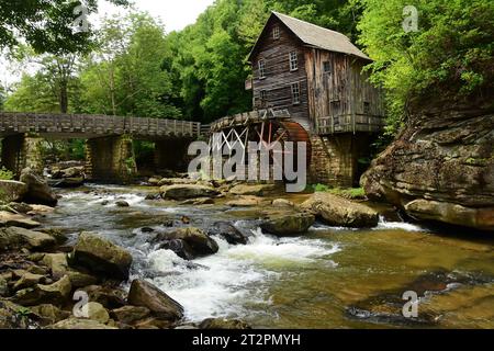 glade creek grist mill en été sur glade creek dans le parc d'état de babcock près de fayetteville, dans les montagnes aplachiennes du sud-ouest de la virginie Banque D'Images