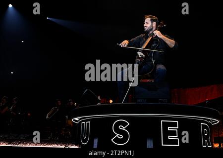 Rome, Italie. 18 octobre 2023. Hauser pendant le Tour rebelle avec un violoncelle, le 20 octobre 2023 au Palazzo dello Sport, à Rome, Italie. (Photo Domenico Cippitelli/NurPhoto) crédit : NurPhoto SRL/Alamy Live News Banque D'Images