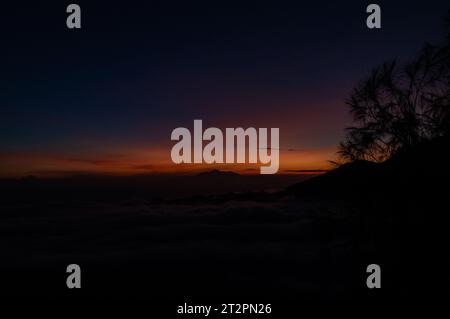 Lever de soleil pris du mont Batur, avec le mont Abang et le mont Agung en arrière-plan Banque D'Images