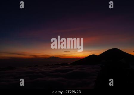 Lever de soleil pris du mont Batur, avec le mont Abang et le mont Agung en arrière-plan Banque D'Images