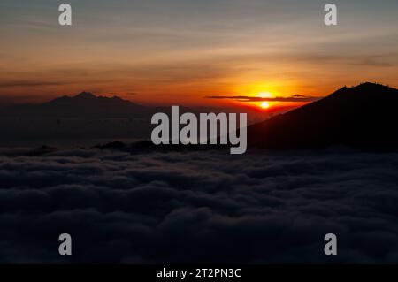 Lever de soleil pris du mont Batur, avec le mont Abang et le mont Agung en arrière-plan Banque D'Images