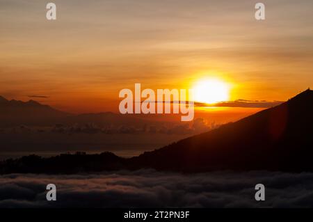Lever de soleil pris du mont Batur, avec le mont Abang et le mont Agung en arrière-plan Banque D'Images