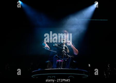 Rome, Italie. 18 octobre 2023. Hauser pendant le Tour rebelle avec un violoncelle, le 20 octobre 2023 au Palazzo dello Sport, à Rome, Italie. (Photo Domenico Cippitelli/NurPhoto) crédit : NurPhoto SRL/Alamy Live News Banque D'Images