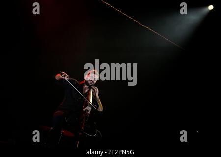 Rome, Italie. 18 octobre 2023. Hauser pendant le Tour rebelle avec un violoncelle, le 20 octobre 2023 au Palazzo dello Sport, à Rome, Italie. (Photo Domenico Cippitelli/NurPhoto) crédit : NurPhoto SRL/Alamy Live News Banque D'Images