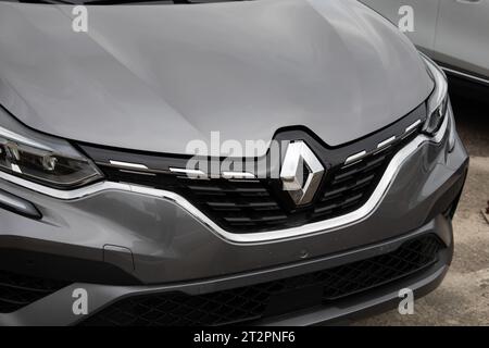 Bordeaux , France - 10 19 2023 : Renault Capture logo de voiture chromé et signe de marque constructeur automobile français multinationale véhicule français Banque D'Images