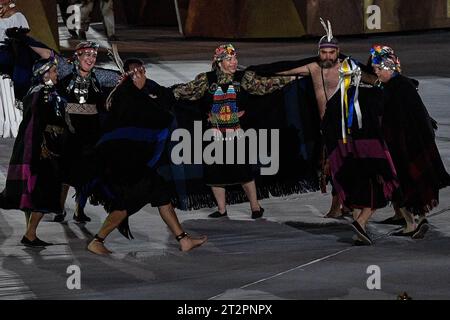 Santiago, Chili. 20 octobre 2023. Des artistes se produisent lors de la cérémonie d'ouverture des Jeux panaméricains à Santiago, au Chili, le 20 octobre 2023. Crédit : Jorge Villegas/Xinhua/Alamy Live News Banque D'Images