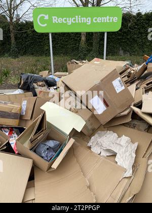 Photo de dossier datée du 14/03/2021 de boîtes en carton devant une enseigne du centre de recyclage dans un parking de supermarché au sud-ouest de Londres. Le recyclage en Angleterre doit être normalisé à partir de 2026, avec toutes les maisons, les entreprises et les écoles recyclant les mêmes matériaux, a déclaré le gouvernement. Date d'émission : samedi 21 octobre 2023. Banque D'Images