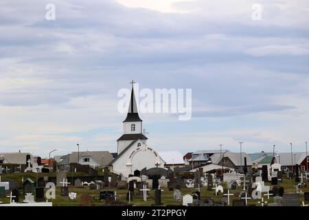 Cimetière et église du petit village de Heimaey, sur l'île du même nom dans les îles Vestmannaeyjar-Westman- Islande Banque D'Images