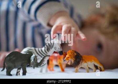 Photo de dossier datée du 24/01/16 d'un enfant d'âge préscolaire joue avec des animaux jouets en plastique. Selon le Collège royal des psychiatres (RCPsych), un soutien accru est nécessaire pour veiller à ce que les bébés et les jeunes enfants ne développent pas de problèmes de santé mentale tout au long de leur vie. Date d'émission : samedi 21 octobre 2023. Banque D'Images