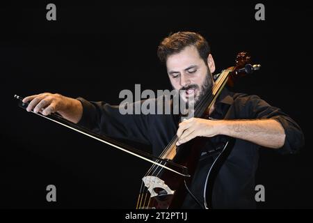 Hauser pendant le Tour rebelle avec un violoncelle, le 20 octobre 2023 au Palazzo dello Sport, à Rome, Italie. Banque D'Images