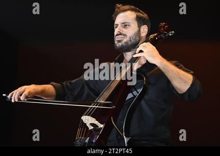 Rome, Italie. 20 octobre 2023. Hauser pendant le Tour rebelle avec un violoncelle, le 20 octobre 2023 au Palazzo dello Sport, à Rome, Italie. Crédit : Agence photo indépendante/Alamy Live News Banque D'Images