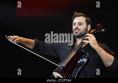 Concert de musique - HAUSER Rebel avec une violoncelle Hauser lors du Tour Rebel avec une violoncelle, le 20 octobre 2023 au Palazzo dello Sport, à Rome, Italie. Rome Palazzo dello Sport Italie Copyright : xDomenicoxCippitellix/xLiveMediax LPM 1093976 crédit : Imago/Alamy Live News Banque D'Images