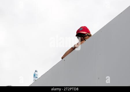 Melbourne, Australie, 21 octobre 2023. Un spectateur est vu regarder pendant la course MotoGP à l'Australian MotoGP - MotoGP Race sur le circuit du Grand Prix de Phillip Island le 21 octobre 2023 à Melbourne, Australie. Crédit : Dave Hewison/Speed Media/Alamy Live News Banque D'Images