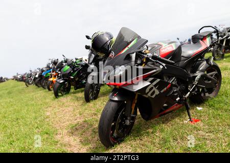 Melbourne, Australie, 21 octobre 2023. Un grand nombre de motos sont vues garées pendant la course MotoGP à l'Australian MotoGP - MotoGP Race sur le circuit du Grand Prix de Phillip Island le 21 octobre 2023 à Melbourne, en Australie. Crédit : Dave Hewison/Speed Media/Alamy Live News Banque D'Images