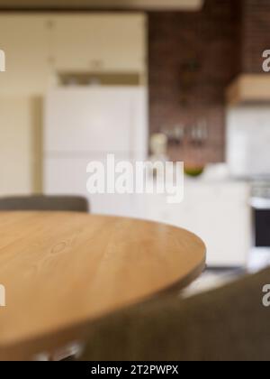 Cuisine avec un accent sur la surface de la table de cuisine avec un fond flou - un endroit pour placer les produits. Banque D'Images