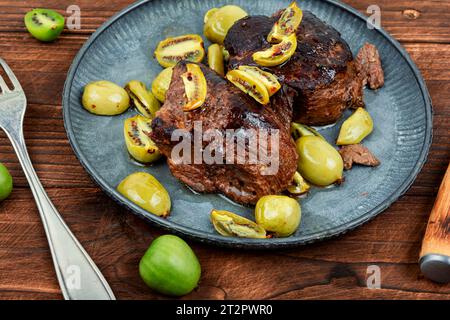 Plat De Steak D'autruche Rôti Avec Mini Sauce Kiwi Viande Aux