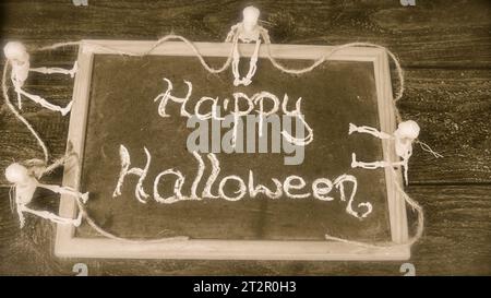 Joyeux Halloween manuscrit avec de la craie sur une planche. Vacances. Banque D'Images