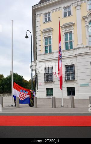 Vienne, Autriche. Hisser le drapeau croate devant la Chancellerie fédérale à Vienne Banque D'Images