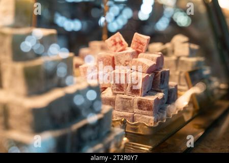 Délice turc dans la vitrine. Douceur orientale, cubes roses empilés en pyramide. Délicieux dessert Banque D'Images