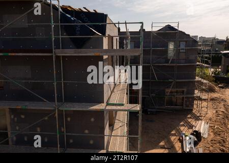 Photographie par drone du nouveau chantier de construction de maisons résidentielles, des échafaudages et des toitures pendant la journée ensoleillée d'automne Banque D'Images