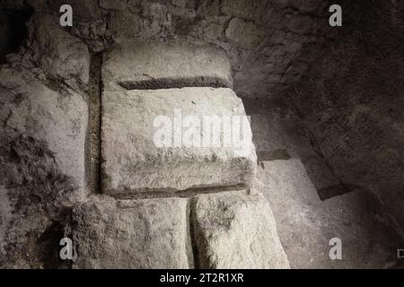 Jérusalem, Israël - 13 octobre 2017 : tunnel du mur occidental avec carrière de la deuxième période du Temple et plafonds sous les murs du Mont du Temple de la vieille ville Banque D'Images