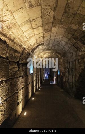 Jérusalem, Israël - 13 octobre 2017 : tunnel souterrain du mur occidental avec passage de Great course le long des murs du mont du Temple dans la vieille ville de Jérusalem Banque D'Images