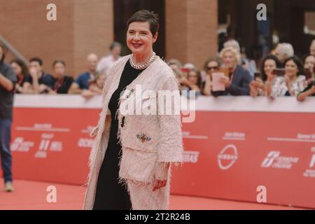 Rome, Italie. 20 octobre 2023. ROME, ITALIE - OCTOBRE 20 : Isabella Rossellini assiste à un tapis rouge pour le film ''Negramaro - Back Home. Ora so Tornare'' lors du 18e Festival du film de Rome à l'Auditorium Parco Della Musica le 20 octobre 2023 à Rome, Italie. (Photo de Luca Carlino/NurPhoto) crédit : NurPhoto SRL/Alamy Live News Banque D'Images