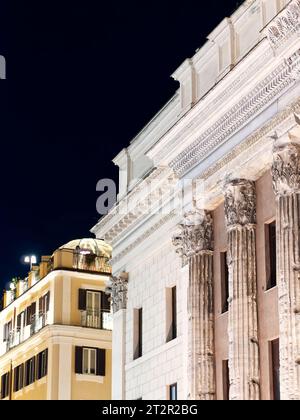 Temple de façade Hadrien la nuit, Rome, Italie Banque D'Images