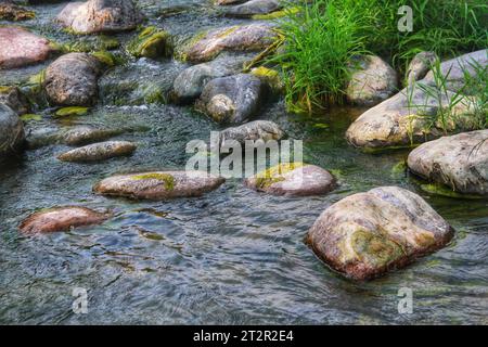 Découvrez l'allure fascinante d'une rivière en Chine ornée de formations rocheuses uniques et captivantes, une merveille naturelle à voir Banque D'Images