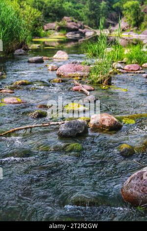 Découvrez l'allure fascinante d'une rivière en Chine ornée de formations rocheuses uniques et captivantes, une merveille naturelle à voir Banque D'Images