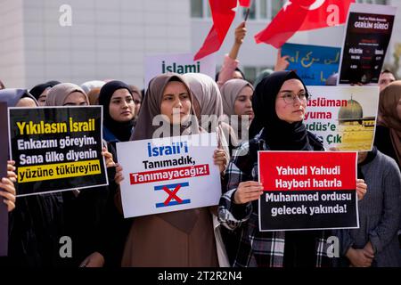 19 octobre 2023 : Gaziantep, Turkiye. 20 octobre 2023. Les étudiants de l'université manifestent en solidarité avec Gaza et les Palestiniens devant le syndicat étudiant de l'Université islamique des sciences et technologies de Gaziantep. Les participants ont hissé le drapeau palestinien ainsi que le drapeau turc, et ont condamné les hostilités israéliennes dans la bande de Gaza. Ils ont également appelé au boycott de Coca-Cola, McDonald's et Starbucks en raison de leur soutien à Israël. Le professeur Åžehmus Demir, recteur de l'Université islamique des sciences et technologies de Gaziantep, s'est joint à la manifestation organisée par Stud Banque D'Images