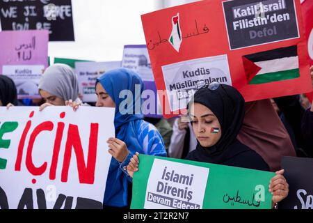 19 octobre 2023 : Gaziantep, Turkiye. 20 octobre 2023. Les étudiants de l'université manifestent en solidarité avec Gaza et les Palestiniens devant le syndicat étudiant de l'Université islamique des sciences et technologies de Gaziantep. Les participants ont hissé le drapeau palestinien ainsi que le drapeau turc, et ont condamné les hostilités israéliennes dans la bande de Gaza. Ils ont également appelé au boycott de Coca-Cola, McDonald's et Starbucks en raison de leur soutien à Israël. Le professeur Åžehmus Demir, recteur de l'Université islamique des sciences et technologies de Gaziantep, s'est joint à la manifestation organisée par Stud Banque D'Images