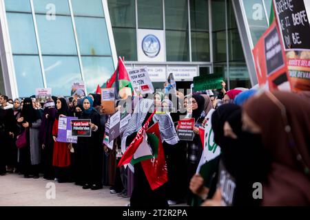 19 octobre 2023 : Gaziantep, Turkiye. 20 octobre 2023. Les étudiants de l'université manifestent en solidarité avec Gaza et les Palestiniens devant le syndicat étudiant de l'Université islamique des sciences et technologies de Gaziantep. Les participants ont hissé le drapeau palestinien ainsi que le drapeau turc, et ont condamné les hostilités israéliennes dans la bande de Gaza. Ils ont également appelé au boycott de Coca-Cola, McDonald's et Starbucks en raison de leur soutien à Israël. Le professeur Åžehmus Demir, recteur de l'Université islamique des sciences et technologies de Gaziantep, s'est joint à la manifestation organisée par Stud Banque D'Images