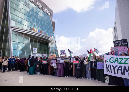 19 octobre 2023 : Gaziantep, Turkiye. 20 octobre 2023. Les étudiants de l'université manifestent en solidarité avec Gaza et les Palestiniens devant le syndicat étudiant de l'Université islamique des sciences et technologies de Gaziantep. Les participants ont hissé le drapeau palestinien ainsi que le drapeau turc, et ont condamné les hostilités israéliennes dans la bande de Gaza. Ils ont également appelé au boycott de Coca-Cola, McDonald's et Starbucks en raison de leur soutien à Israël. Le professeur Åžehmus Demir, recteur de l'Université islamique des sciences et technologies de Gaziantep, s'est joint à la manifestation organisée par Stud Banque D'Images