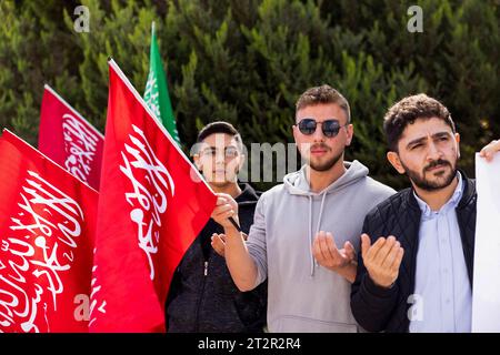 19 octobre 2023 : Gaziantep, Turkiye. 20 octobre 2023. Les étudiants de l'université manifestent en solidarité avec Gaza et les Palestiniens devant le syndicat étudiant de l'Université islamique des sciences et technologies de Gaziantep. Les participants ont hissé le drapeau palestinien ainsi que le drapeau turc, et ont condamné les hostilités israéliennes dans la bande de Gaza. Ils ont également appelé au boycott de Coca-Cola, McDonald's et Starbucks en raison de leur soutien à Israël. Le professeur Åžehmus Demir, recteur de l'Université islamique des sciences et technologies de Gaziantep, s'est joint à la manifestation organisée par Stud Banque D'Images