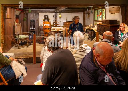 Conférencier debout près de Seventeenth Century salle, musée américain, Claverton, Bath, Somerset, Angleterre, Royaume-Uni Banque D'Images