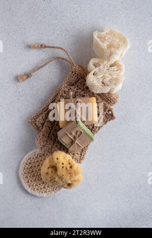 Ensemble d'accessoires de salle de bain respectueux de l'environnement. Flat lay ECO friendly luffa naturel, barres de savon, éponge de mer et gant de toilette en jute. Concept zéro déchet. Banque D'Images