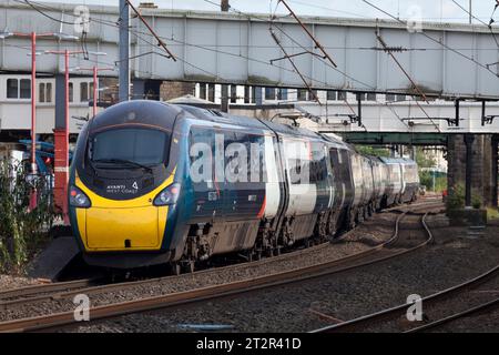 Avanti West Coast Class 390 Alstom Pendolino train à la gare de Lancaster sur la ligne principale de la côte ouest Banque D'Images