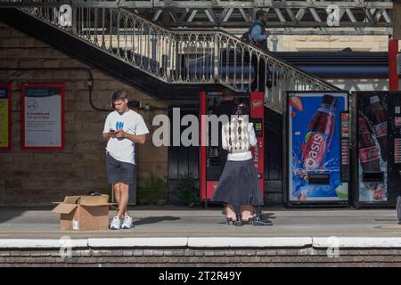 Les passagers à la gare de Lancaster sur la ligne principale de la côte ouest attendent un train Banque D'Images