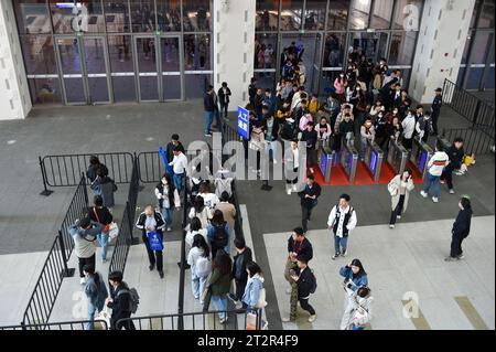 NANJING, CHINE - 21 OCTOBRE 2023 - les demandeurs d'emploi font la queue pour participer à un salon de l'emploi au Nanjing International Expo Center à Nanjing, dans l'est de la Chine Jiangsu prov Banque D'Images