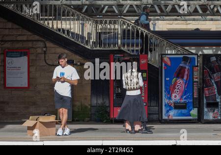 Les passagers à la gare de Lancaster sur la ligne principale de la côte ouest attendent un train Banque D'Images