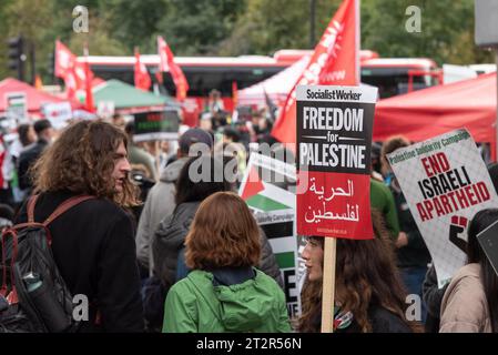 Marble Arch, Londres, Royaume-Uni. 21 octobre 2023. Une manifestation est en cours contre l'escalade de l'action militaire à Gaza alors que le conflit entre Israël et le Hamas se poursuit. Organisés par des groupes tels que Palestine Solidarity Campaign et Stop the War Coalition, intitulés « Marche nationale pour la Palestine » et avec des appels à « libérer la Palestine », « mettre fin à la violence » et « mettre fin à l’apartheid », les manifestants se rassemblent devant Marble Arch Banque D'Images