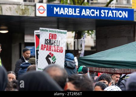 Marble Arch, Londres, Royaume-Uni. 21 octobre 2023. Une manifestation est en cours contre l'escalade de l'action militaire à Gaza alors que le conflit entre Israël et le Hamas se poursuit. Organisés par des groupes tels que Palestine Solidarity Campaign et Stop the War Coalition, intitulés « Marche nationale pour la Palestine » et avec des appels à « libérer la Palestine », « mettre fin à la violence » et « mettre fin à l’apartheid », les manifestants se rassemblent devant Marble Arch Banque D'Images