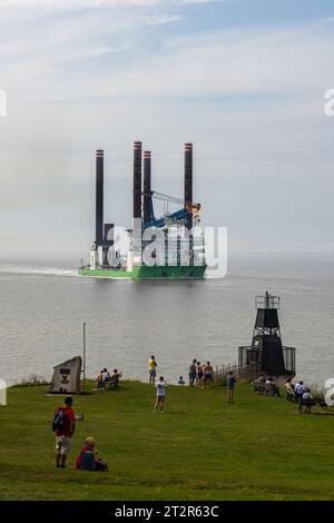 Navire de levage avec grue de levage lourde Banque D'Images