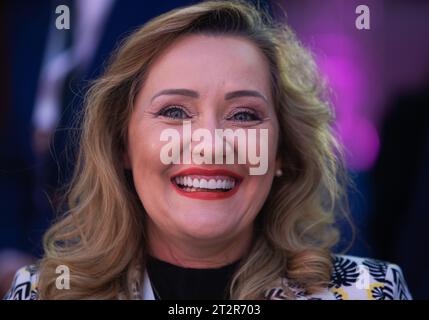 Bucarest, Roumanie. 20 octobre 2023 : Elena Lasconi, maire de la municipalité de Campulung, sourit lors de l'Alliance des démocrates et des libéraux pour l'Europe (AL Banque D'Images