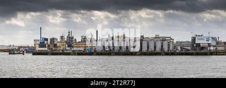 Hambourg, Allemagne - février 21 2020 : vue industrielle panoramique du point de vue Elbphilharmonie à l'Elbe, usines chimiques, port, terminaux à conteneurs Banque D'Images